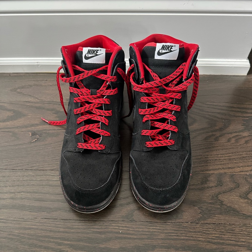 Nike Men's Black and Red High-Top Suede Sneakers